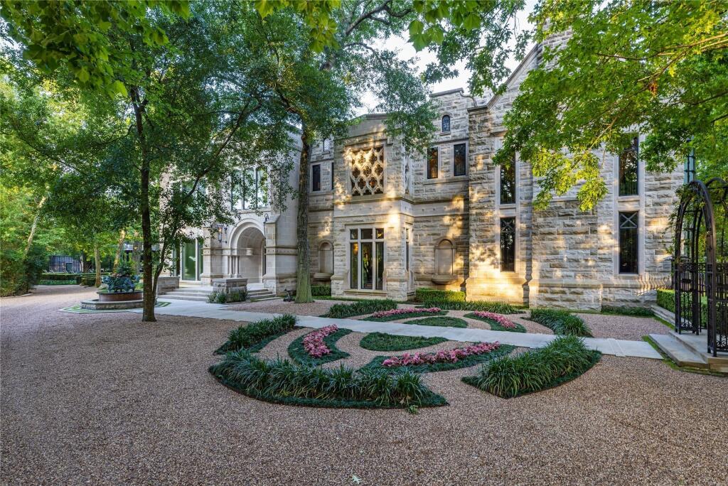 The Lodge at Hunters Creek | Ultra-Luxury Estate on 9 Private Wooded Acres