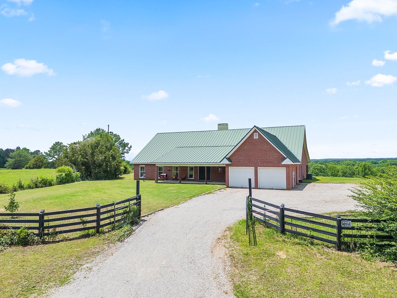 Single Family Ranch Home on 5 Acres in Auburn, AL